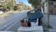 Παλιά έπιπλα και στρώματα παρατημένα στο πεζοδρόμιο δίπλα σε κάδους απορριμμάτων σε δρόμο της Αθήνας