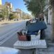 Παλιά έπιπλα και στρώματα παρατημένα στο πεζοδρόμιο δίπλα σε κάδους απορριμμάτων σε δρόμο της Αθήνας